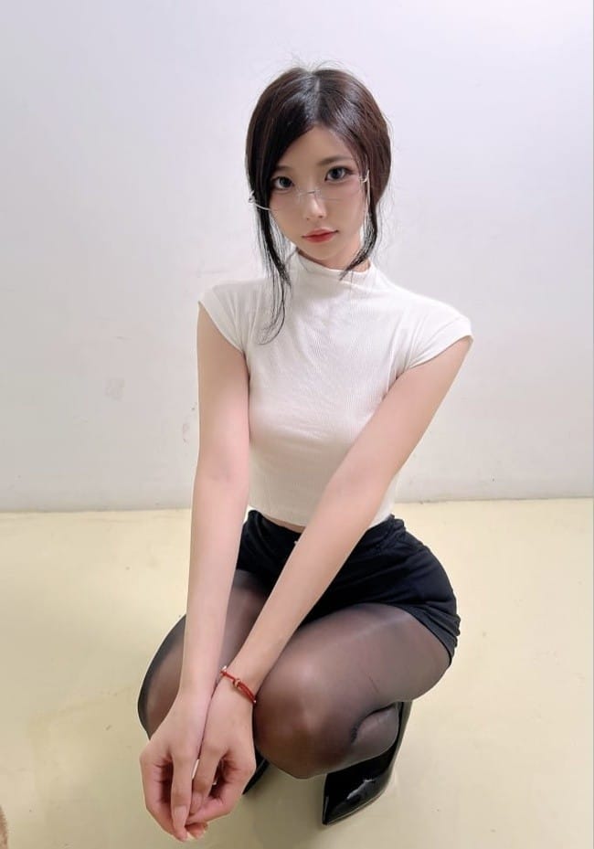 [微密圈]陈妮妮 –诱惑的秘书 [14P-22M]-1